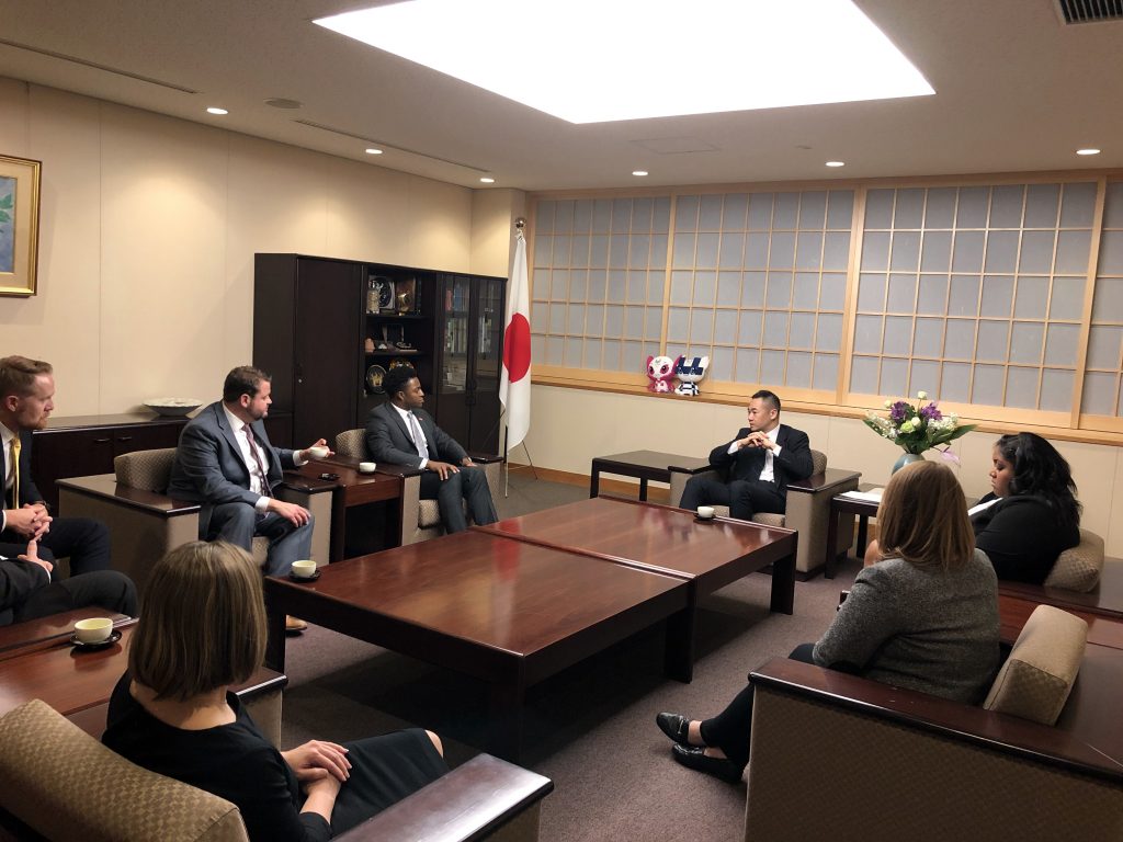 令和元年11月18日 日米青年指導者交流プログラム第35回米国代表団一行による表敬 鈴木けいすけ 公式ホームページ 令和元年11月18日 日米青年指導者交流プログラム第35回米国代表団一行による表敬 鈴木けいすけ 公式ホームページ